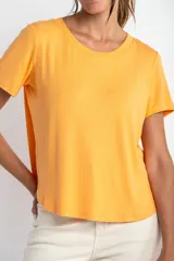 Remera de manga corta con cuello redondo, confeccionada en tejido de punto acanalado con una caída suave y ligera.