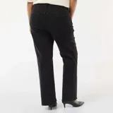 Jean de corte bootcut color negro, con cintura alta y ruedo deshilachado.