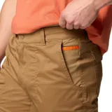 Pantalon cargo Columbia modelo Landroamer Twill, color marron, con bolsillos laterales con solapa, bolsillos traseros con cierre a presion y dobladillo ajustable con cenidor.