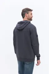 Canguro con capucha de algodón color beige, con cordones de ajuste y estampa circular frontal con el nombre de la marca y el año 1971.