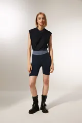 Short de calce alto, color azul marino con lurex dorado y cintura elástica gris.