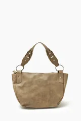 Cartera beige con tachas plateadas, doble asa de hombro con detalle trenzado y herrajes metálicos.