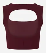 Top deportivo de microfibra color bordó, con escote recto y diseño ajustado. Presenta una textura acanalada y espalda abierta.
