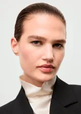 Blazer de corte recto y diseño crop, con cuello de solapa con muesca, cierre frontal de gancho y mangas largas con puños abotonados. Cuenta con bolsillos de ribete frontales y en el pecho, y forro interior.