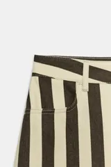 Jeans Zara Woman Collection de tiro alto y corte tapered, con diseño de rayas verticales a contraste en color marrón y beige. Presenta cinco bolsillos, trabillas para cinto y cierre frontal con cremallera y botón.