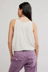 Musculosa de mezcla de viscosa y lino, color blanco, de calce relajado y largo extendido, con escote redondo, tiras finas dobles y sisas amplias.