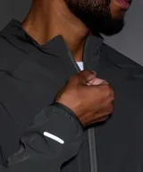 Campera deportiva Fabletics modelo Infinite, de color negro, con cierre frontal completo, cuello alto y bolsillos laterales con cierre.