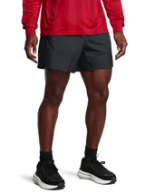 Short deportivo Under Armour MS 96 TRRCE WVN de color negro, con tecnología UA Storm que repele el agua, tejido ligero y duradero, cintura elástica y bolsillos laterales.