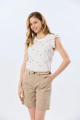 Bermuda de algodón y spandex con bolsillos delanteros y cinto trenzado incluido.