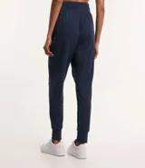 Pantalón de jogging deportivo azul con cintura ajustable con cordón, bolsillos laterales y tobillos ajustados.