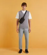 Chaleco gris de punto con cuello en V y ribetes texturizados.