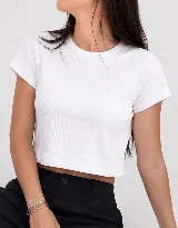 Remera de morley de algodón, de corte ajustado y diseño crop, con cuello redondo y mangas cortas.
