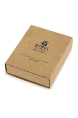 Billetera de cuero para hombre, de color negro con interior en tono tostado. Cuenta con múltiples ranuras para tarjetas y diseño plegable.
