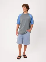 Remera holgada Rusty modelo Isel, de diseño bicolor con cuerpo azul marino y mangas ranglán blancas. Cuenta con cuello redondo ribeteado y pequeño logo bordado en el pecho.