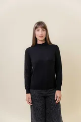 Buzo de tejido fino color amarillo claro, con cuello semi alto, manga larga y calce regular.