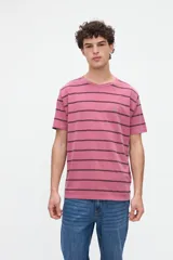 Remera de manga corta en color rosado, confeccionada en jersey de algodón lavado con diseño de rayas horizontales oscuras y un pequeño bordado en el pecho.