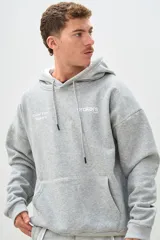 Buzo canguro gris melange con capucha, cordones ajustables y bolsillo tipo canguro. Estampado frontal con el logo "brokers" y la frase "Good Time Makers".