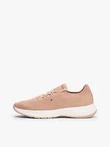 Zapatillas de estilo running con exterior de punto elástico color beige, diseño de corte bajo con ajuste estilo calcetín y cierre de cordones. Presenta el logo de Tommy Hilfiger bordado en el lateral y suela de goma blanca.