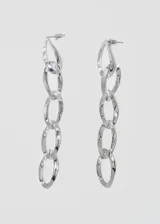 Par de aros colgantes plateados con cierre de tuerca, formados por eslabones ovalados.