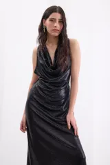 Vestido largo negro de crepe elástico con brillo, sin mangas, con escote drapeado y corte recto y fluido.