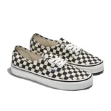 Championes Vans Authentic con estampado a cuadros en blanco y negro, cordones blancos y suela de goma blanca con línea negra.