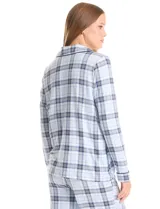 Conjunto de pijama de dos piezas con estampado animal print. La parte superior es una camisa de manga larga con cuello solapa, escote en V, cierre frontal con botones y bolsillo aplicado. El pantalón cuenta con cintura elástica y lazo de ajuste.