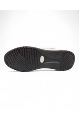 Championes deportivos Avia de color blanco, con diseño clásico de caña baja, pasadores de cordones y suela con plataforma amortiguada.