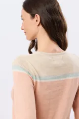 Buzo tejido de algodón con diseño a rayas en tonos beige, blanco y lila, de manga larga y cuello redondo, con calce relajado.