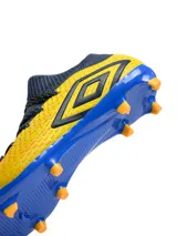 Championes de fútbol Umbro modelo Ignis HG, con diseño de botín de corte medio en color amarillo con detalles en azul marino y suela azul con tapones naranjas.