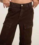 Pantalón wide leg de cintura alta confeccionado en sarga de algodón. Presenta un diseño holgado con múltiples bolsillos cargo laterales, bolsillos delanteros y traseros, y trabillas en la cintura.