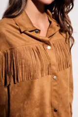 Camisa color camel de gamuza sintética, corte al cuerpo, con flecos en el pecho y mangas largas.