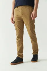 Pantalón cargo color marrón claro, con bolsillos laterales y traseros con solapa, cierre con cremallera y botón, y trabillas para cinturón.