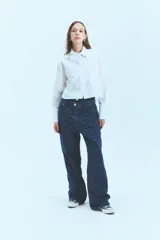 Pantalón de jean azul denim de tiro bajo y corte oversize, con grabado láser del monograma de la marca.