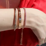 Pulsera ajustable de acero con baño en oro rosa de 18k, cubierta de cristales cúbicos de zirconia rosas.
