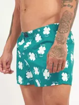 Bóxer de algodón blanco con estampado de flores pequeñas color celeste, con cintura elástica y logo de la marca en el centro.