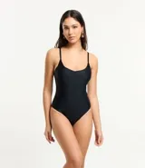 Malla de una pieza color negro, con escote en V pronunciado y breteles finos ajustables.