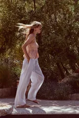 Top color rosa claro confeccionado con lino. Presenta escote recto con cordón ajustable con abalorios y tirantes finos. Detalle de acabados elásticos y frunces.