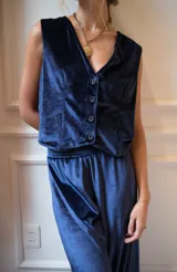 Chaleco de terciopelo azul con corte sastrero y botones al tono.