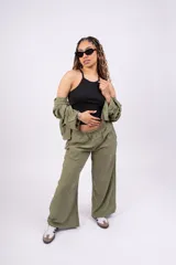 Pantalón palazzo blanco con cintura elástica.