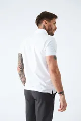 Polo de jersey gris con calce regular, logo bordado y mangas cortas. Confeccionada en 97% algodón y 3% spandex.