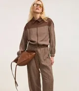 Pantalón recto de sastrería con cintura elástica y estampado de cuadros en tonos marrón y beige.