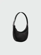 Cartera tipo hobo de cuero granulado en color verde azulado, con diseño de media luna, cierre superior con cremallera y correa corta para llevar al hombro.