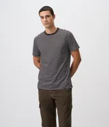 Pantalón cargo de corte recto en color beige, confeccionado en tejido de sarga de algodón. Cuenta con bolsillos laterales y bolsillos cargo con solapa en las piernas, cintura con pasacintos y cierre frontal con botón y cremallera.