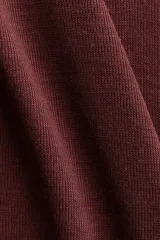 Top sin mangas de punto fino con cuello alto y diseño liso.