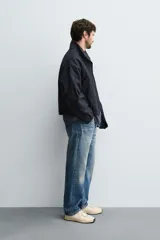 Cazadora de corte cropped confeccionada en tejido de algodón con ligero acolchado interior. Presenta cuello subido, cierre frontal con cremallera, mangas largas con puños elásticos y bolsillos laterales de vivo.