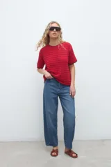Remera de punto color rojo con mangas cortas, cuello redondo y finos ribetes oscuros en el cuello y puños.