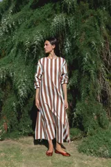 Vestido largo con mangas, estampado a rayas verticales en tonos borgoña, crema y azul marino.