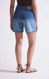 Bermuda de jean azul con degradé en blanco, de corte recto y tiro medio.