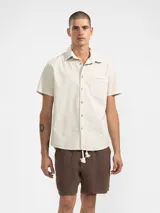 Bermuda de hombre confeccionada en lino premium, con cintura elástica ajustable mediante cordón de algodón, bolsillos laterales y bolsillo trasero.