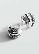 Set de dos aros tipo ear cuff de diseño moderno, con estructura metálica plateada y detalles de cristales incrustados.